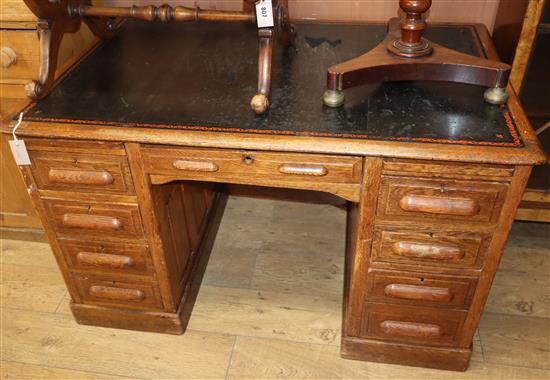 An early 20th century oak kneehole desk W.126cm